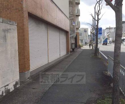 コキンマンション テナント 京都府京都市西京区 Sohoオフィス 店舗 飲食店可 店舗 リース店舗 店舗付住居 京都市西京区上桂前田町 １階のテナント賃貸 残置物扱いですが全戸シャッター付きで事務所から物販店 美容室や飲食店も相談可能です 数分歩き