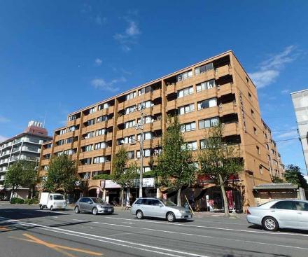 カストルム洛北 テナント 京都府京都市左京区 Sohoオフィス 店舗 飲食店可 店舗付住居 京都市左京区高野東開町 北大路通り沿いの路面テナント賃貸 東大路通りと交わる高野の交差点の北西側です 交通量に人通りも多いエリアですので集客には困りませんよ
